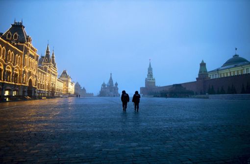 Der Rote Platz in Moskau ist menschenleer. Der angrenzende Kreml wirkt mit der Pandemie überfordert. Foto: dpa/Alexander Zemlianichenko