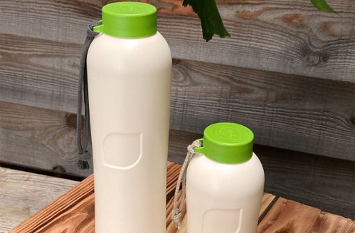 So werden die plastikfreien Trinkflaschen in zwei Größen aussehen, hergestellt aus Zuckerrohr und Mineralien. Foto: privat/ajaa