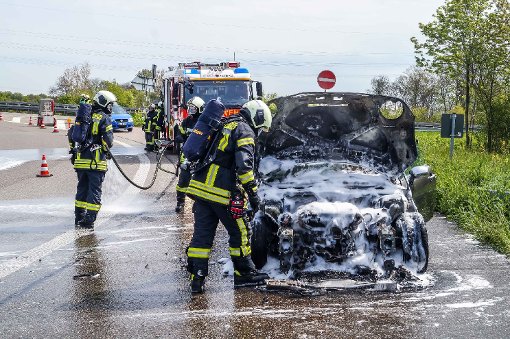 Ein neu gekaufter Kleintransporter ist auf der Autobahn in Flammen aufgegangen. Foto: SDMG