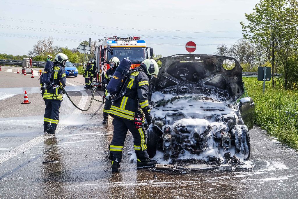 Ein neu gekaufter Kleintransporter ist auf der Autobahn in Flammen aufgegangen.