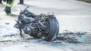 Der Motorradfahrer kracht frontal in ein Auto. Foto: 7aktuell.de/Simon Adomat