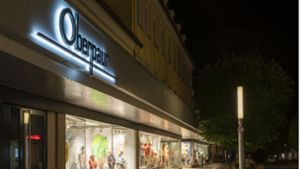 Im Modehaus Oberpaur in der  Ludwigsburger Innenstadt  gehen die Schaufensterlichter um 23 Uhr aus. Foto: Jürgen Bach