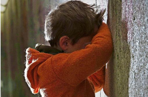 Wenn Kinder traurig sind und sich zurückziehen, kann Missbrauch eine Ursache dafür sein.  Experten betonen, wie wichtig gute Prävention im Vereinsleben ist. Foto: imago stock&people
