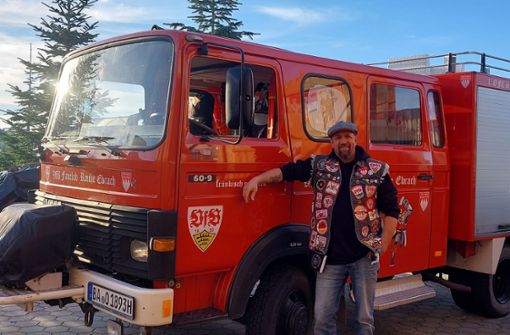 Oliver Schlicht vor dem zum VfB-Mobil umgebauten Feuerwehrauto. Foto: privat/privat