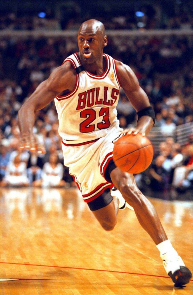 Michael Jordan war nicht nur einer der weltbesten Basketball-Spieler. Er hat auch auch das größte Vermögen verdient mit 1,85 Milliarden Dollar.