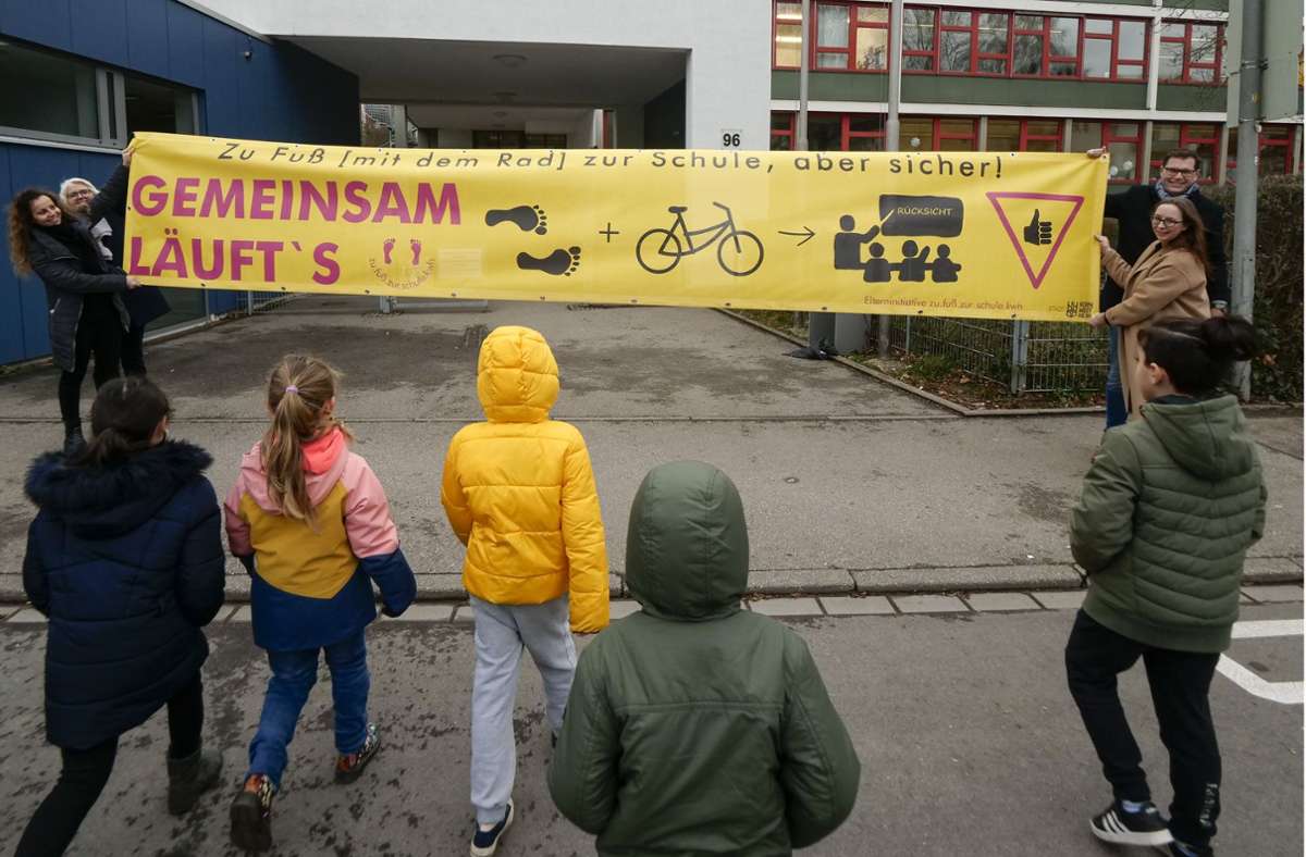Milena Murgo (von links), Ute Irene Grießhaber, Sonja Fischer und Daniel Güthler halten das neue Banner, das für die Aktion wirbt. Foto: Simon Granville