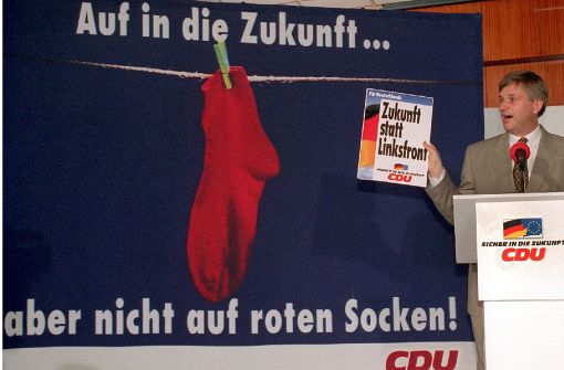 Ein Klassiker: Die „Rote-Socken-Kampagne“ des damaligen CDU-Generalsekretärs Peter Hintze während des Bundestagswahlkampfes 1994. Foto: dpa