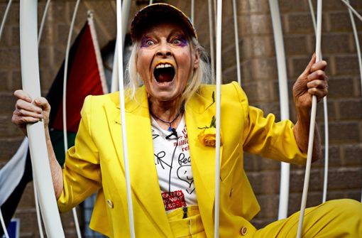 Wie ein Kanarienvogel im Käfig: Vivienne Westwood fordert immer wieder mit publikumswirksamen Inszenierungen die Freilassung von Julian Assange. Foto: AFP/Niklas Halle’n