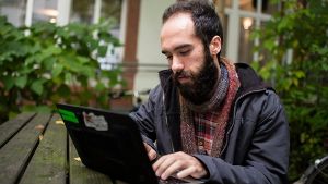 Der syrische Flüchtling Hekmat Qassar arbeitet beim „Refugee Hackathon“ in Berlin an einem Laptop. Foto: dpa