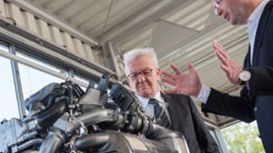 Im April 2017 hat sich Winfried Kretschmann von einem neuen Dieselmotor aus dem Hause Daimler angetan gezeigt. Vorstand Ola Kaellenius erklärte den Motor. Foto: Lichtgut/Max Kovalenko