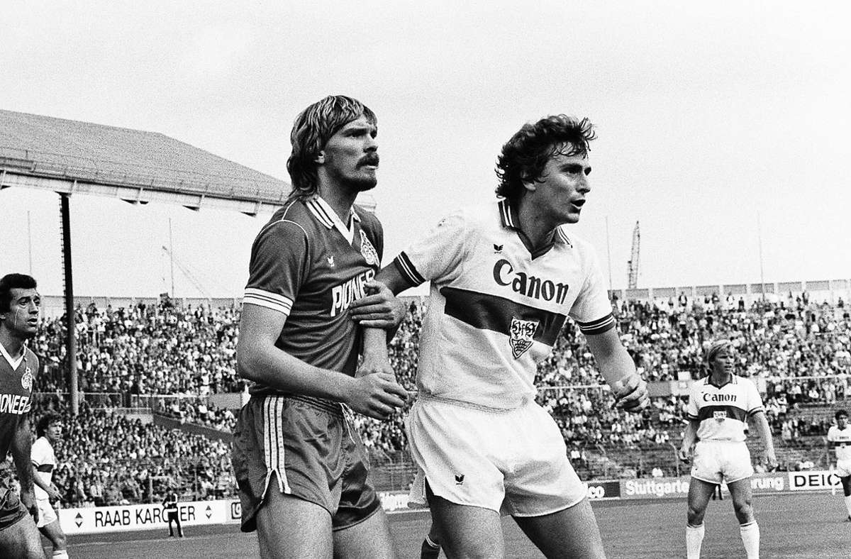 Dieter Müller (rechts im Bild) – Der zweifache Bundesligatorschützenkönig gewann mit dem 1. FC Köln 1978 die deutsche Meisterschaft sowie 1977 und 1978 den DFB-Pokal.  Herausragend waren seine sechs Tore am 17. August 1977 beim 7:2-Sieg gegen Werder Bremen, ein bis heute gültiger Rekord. Im Alter von 27 Jahren wechselte er 1981  zum VfB, zog aber nach nur einer Saison mit 14 Treffern zu Girondins Bordeaux weiter.