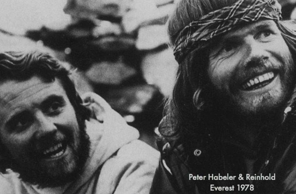 Nach dem Aufstieg auf den Mount Everest: Peter Habeler (links) und Reinhold Messner. Foto: Screenshot/facebook.com/pg/Reinhold-Messner
