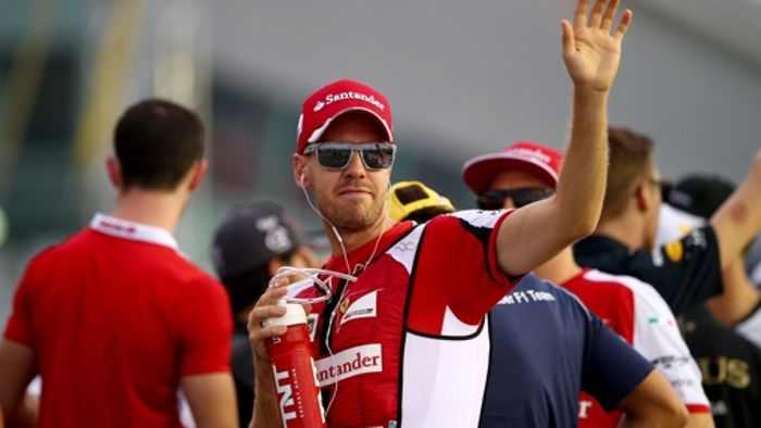 Vettel darf Champagner spritzen