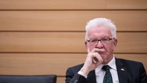 Ministerpräsident Winfried Kretschmann hat sich am Mittwoch im Stuttgarter Landtag  gegen den Vorwurf verwahrt, er verstehe die Rechtsordnung nicht. Foto: dpa/Christoph Schmidt