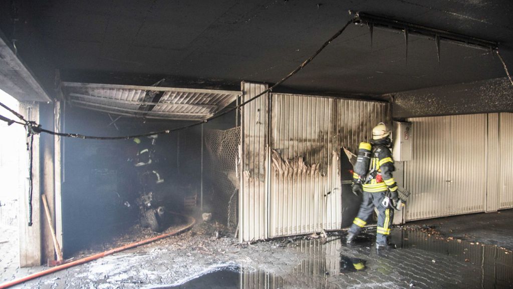 Stuttgart: Feuerwerkskörper lösen Garagenbrand aus