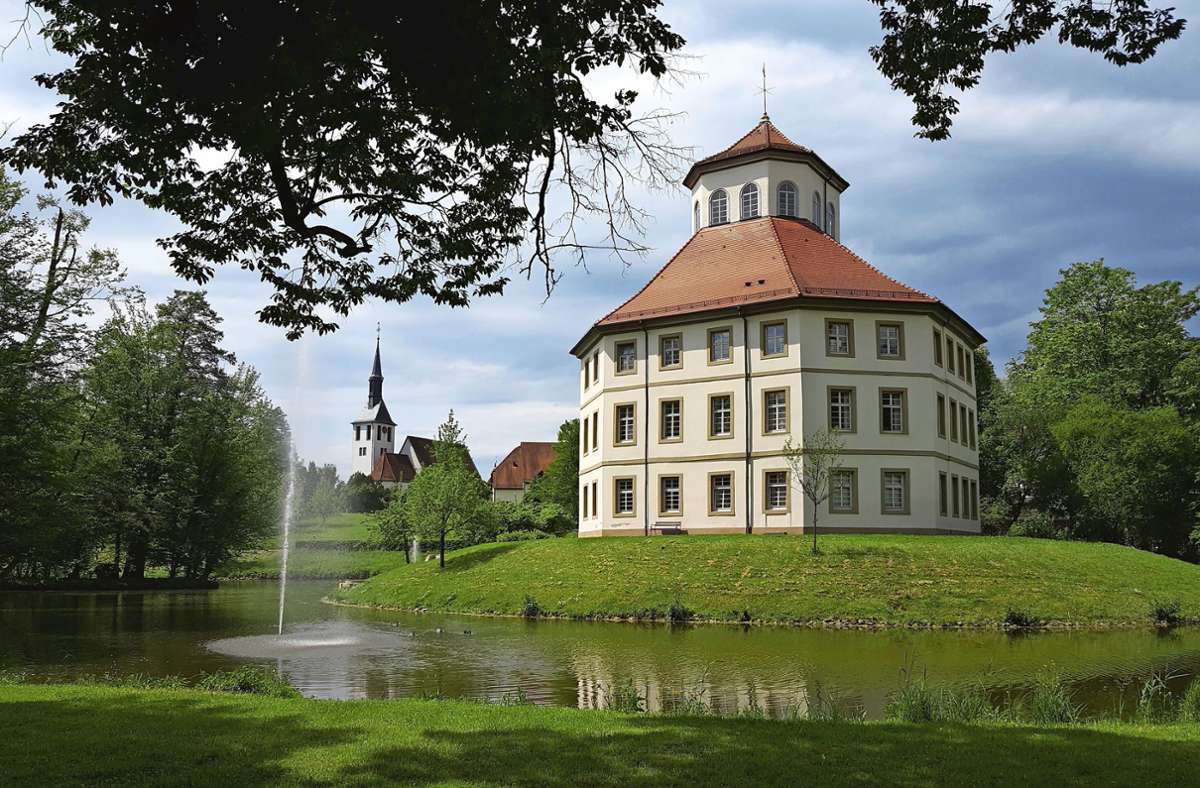 Das Wasserschloss Oppenweiler ist ein im 18. Jahrhundert im klassizistischen Stil errichtetes Schloss in Oppenweiler. Heute befindet sich in dem Gebäude das Rathaus der Gemeinde.