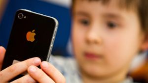 Ab welchem Alter sind Smartphones für Kinder angemessen und wie sehr muss die Nutzung kontrolliert werden? Foto: dpa