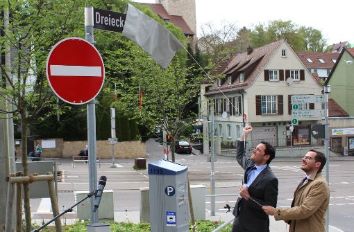 Verwaltungsbürgermeister Fabian Mayer (links) und Bezirksvorsteher Raiko Grieb enthüllen  das neue Straßenschild. Foto: Jacqueline Fritsch
