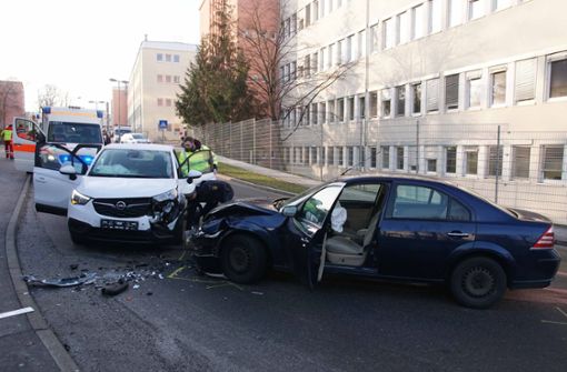 In Zuffenhausen sind zwei Autos frontal zusammengestoßen. Foto: Andreas Rosar Fotoagentur-Stuttgart