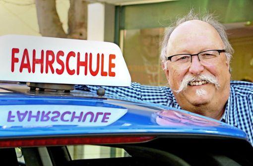 Fahrer Raimund Hägele hat gut lachen: Endlich darf er wieder praktischen Fahrunterricht geben. Foto: /Brigitte Hess