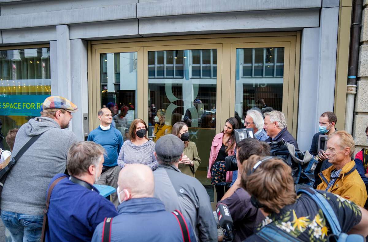 Vor dem Eingang des Helix Hub, wo am Sonntag die Sondierungsgespräche zwischen SPD und FDP und anschließend mit den Grünen stattfanden. Foto: dpa/Kay Nietfeld