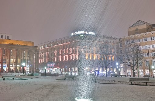 Schnee hat zum Wochenbeginn Stuttgart und die Region in winterliches Weiß gehüllt - wie hier den Schlossplatz in Stuttgart-Mitte, fotografiert von Cat Mason. Foto: Cat Mason via Facebook