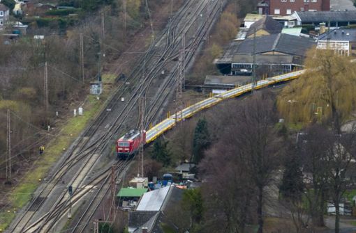 Der Güterzug steht auch am Morgen nach dem Unfall weiterhin auf den Gleisen. Foto: dpa/Christoph Reichwein