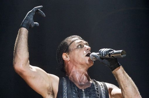 Till Lindemann bei einem seiner Konzerte. Foto: dpa/Str