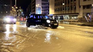 Ein Wasserrohrbruch in Stuttgart-Mitte hat für Verkehrsbehinderungen gesorgt. Foto: 7aktuell.de/Simon Adomat