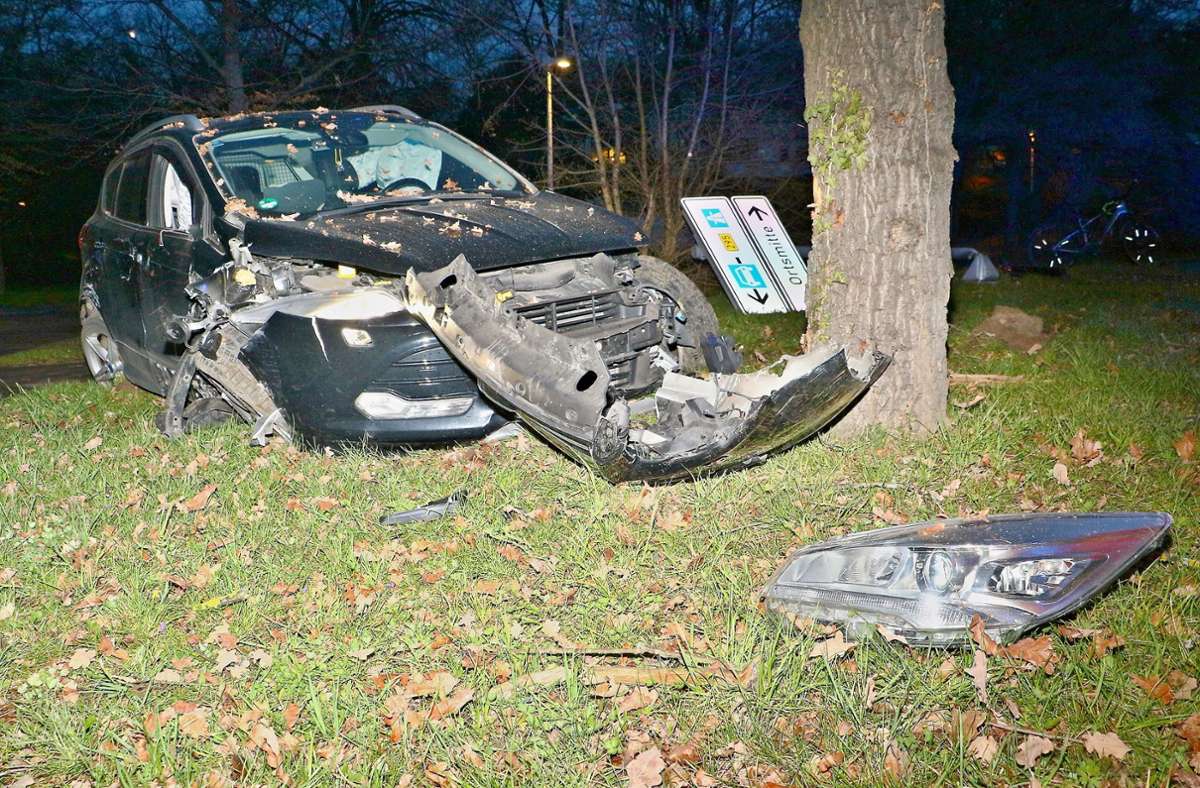 Der Ford Kuga des 19-Jährigen wurde bei dem Zusammenprall mit dem Baum schwer beschädigt.
