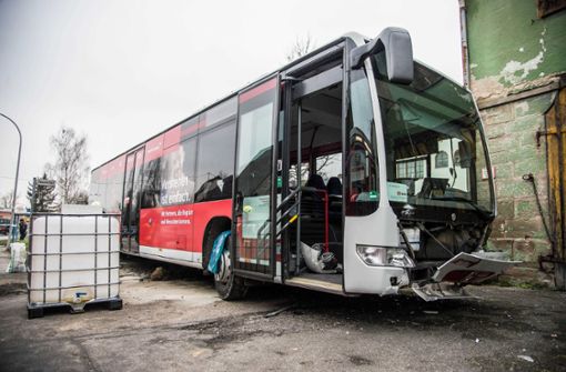 Der beschädigte Bus an der Unfallstelle im Kreis Ludwigsburg. Foto: SDMG