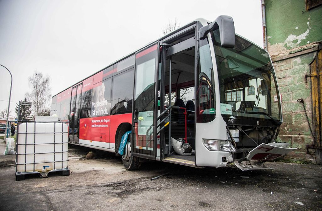 Der beschädigte Bus an der Unfallstelle im Kreis Ludwigsburg.