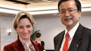 Wirtschaftsministerin Nicole Hoffmeister-Kraut mit dem  neuen Landesvertreter für Japan, Hirohisa Uchida. Foto: ‚Wirtschaftsministerium