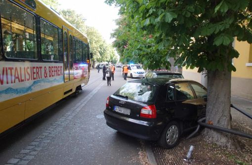 Bei dem Zusammenprall in Bad Cannstatt wird eine Person verletzt. Foto: Andreas Rosar
