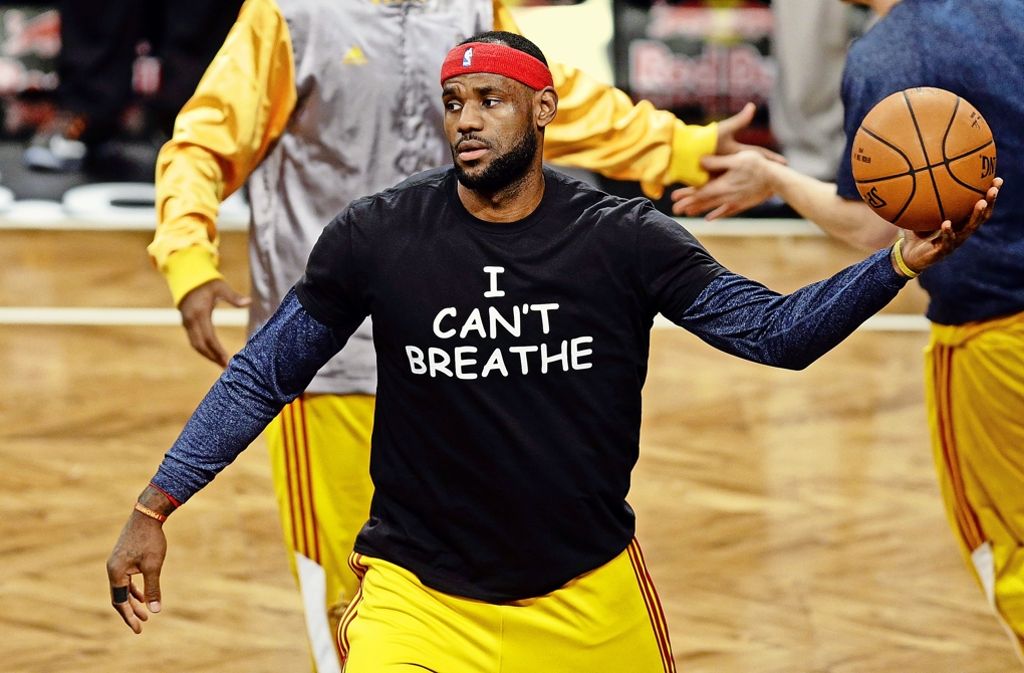 2014: Nach dem Tod des asthmakranken Afroamerikaners Eric Garner bei einer Festnahme reihen sich zahlreiche Sportler um den Bastketball-Star LeBron James in den Protest ein mit dessen letzten Worten „I can’t breathe“ (Ich kann nicht atmen).