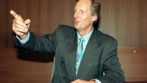 Wolfgang Schuster 1996 an seinem ersten Tag im Amt des neuen Oberbürgermeisters von Stuttgart.  Foto: dpa