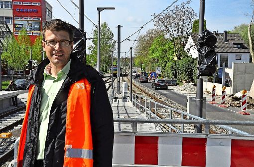 Der SSB-Projektleiter Markus Zwick freut sich, dass die künftige Endhaltestelle der U 14 fast fertig ist. Foto: Georg Linsenmann