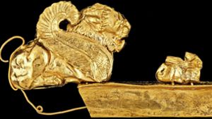 Zeugen etruskischen Wohlstands:  Goldfibel mit Schimäre Foto: Badisches Landesmuseum Karlsruhe