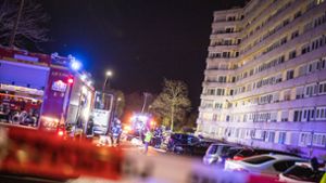 Feuerwehr rettet Bewohner aus Hochhaus – fünf Verletzte