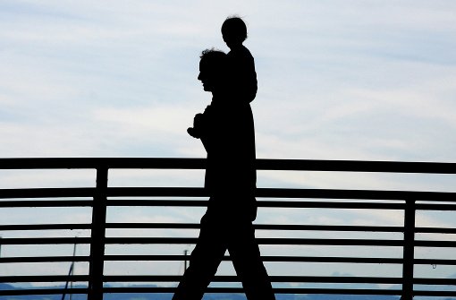Zeit mit dem Kind verbringen, statt Zeit im Job: Immer mehr Väter  beantragen Elterngeld. Foto: dpa-Zentralbild
