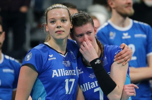 Tränen der Enttäuschung bei den Volleyballerinnen von Alianz MTV Stuttgart: Paige Tapp (li.) tröstet Renata Sandor. Foto: Baumann