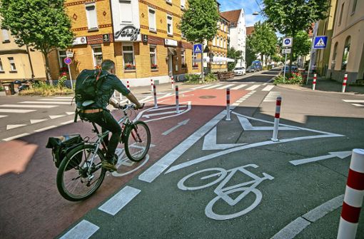 Die Poller an der Kreuzung Hindenburg-/Olgastraße  sollen die Fahrradstraße sicherer machen.  Doch der Autoverkehr hat sich  stattdessen  andere Wege gesucht. Foto: Roberto Bulgrin