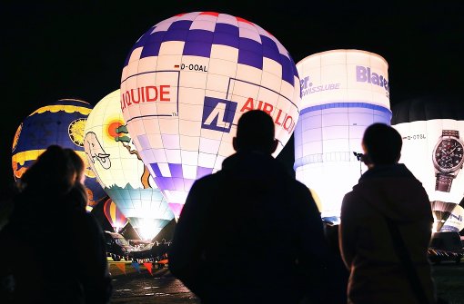 Gasballone warten auf den Start zum Gordon-Bennett-Cup. Foto: dpa