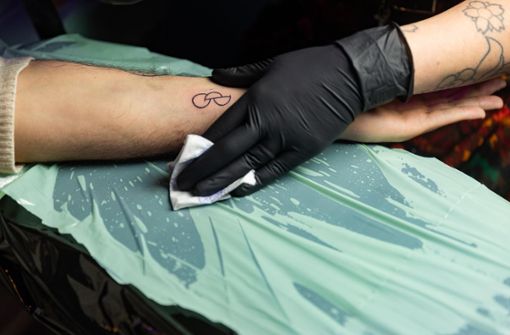 Ein ganzer und  zwei halbe Kreise: Dieses Tattoo steht für die Bereitschaft, Organe zu spenden. Foto: Junge Helden/Dirk Laessig