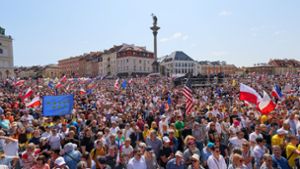 Hunderttausende haben in Warschau gegen den Abbau der Demokratie im Land demonstriert. Nun wird die Regierung deswegen auch vom Europäischen Gerichtshof verurteilt. Foto: dpa/Leszek Szymanski