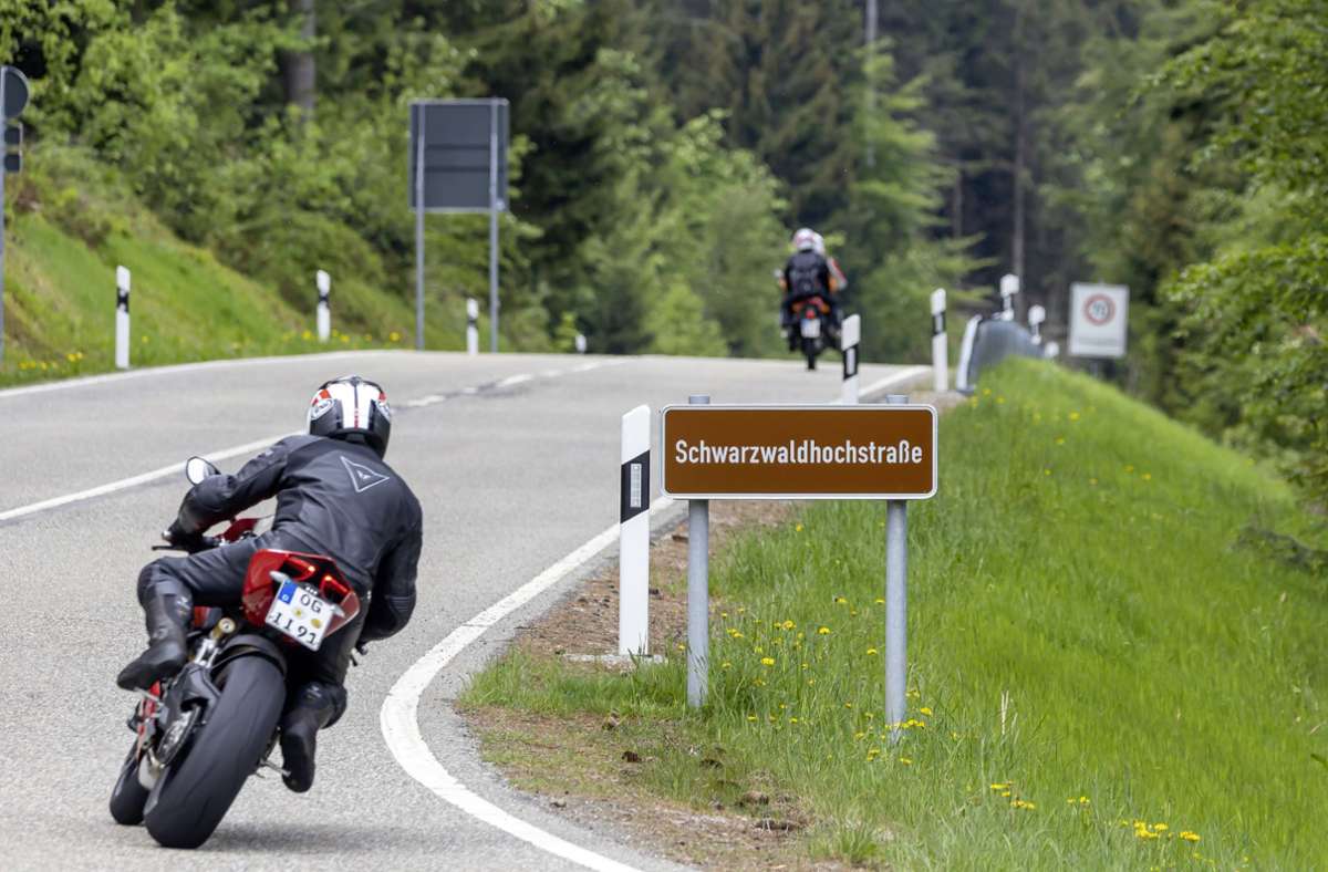Schön in die Kurve legen – so mögen es viele Motorradfahrer. Die kurvige Schwarzwaldhochstraße ist ideal dafür. (Symbolbild) Foto: imago/Arnulf Hettrich