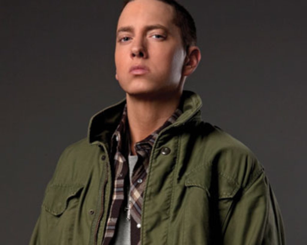 Ganze fünf Jahre hatte sich Eminem für sein sechstes Studioalbum Relapse Zeit genommen. Dazwischen lagen Zusammenbrüche, Trennungen, Versöhnungen. Auf der CD Relapse verarbeitet er unter anderem seine Tablettensucht. Trotz der Ehrlichkeit aber verkaufte sich Relapse nur 3 Millionen Mal, zum Vergleich: The Eminem Show (2002) war 20 Millionen Mal über den Ladentisch gewandert.