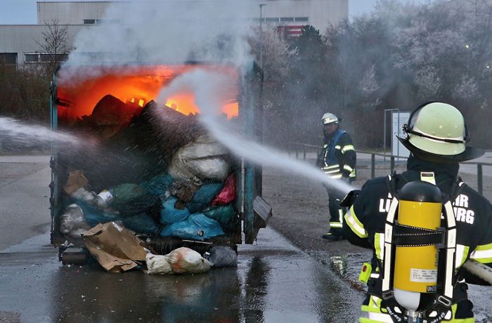 Brand beim Breuningerland in  Ludwigsburg: Müllcontainer steht in Flammen