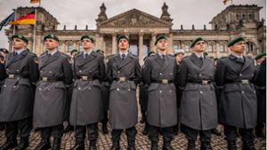 Gelöbnis vor dem Reichstag – soll es dies künftig auch wieder für junge Männer geben, die nicht freiwillig zur Bundeswehr kommen? Foto: picture alliance/dpa/Michael Kappeler