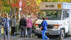 Vor Armin Deisls mobilem Supermarkt steht die Kundschaft Schlange – jedenfalls zum Premierentermin. Zunächst kommt der Bus nur zur Probe. Foto: factum/Granville